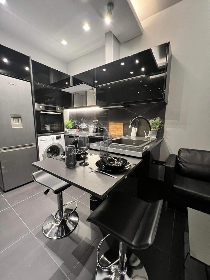 Luxury Black And White Interior Apartments Kalamáta Buitenkant foto